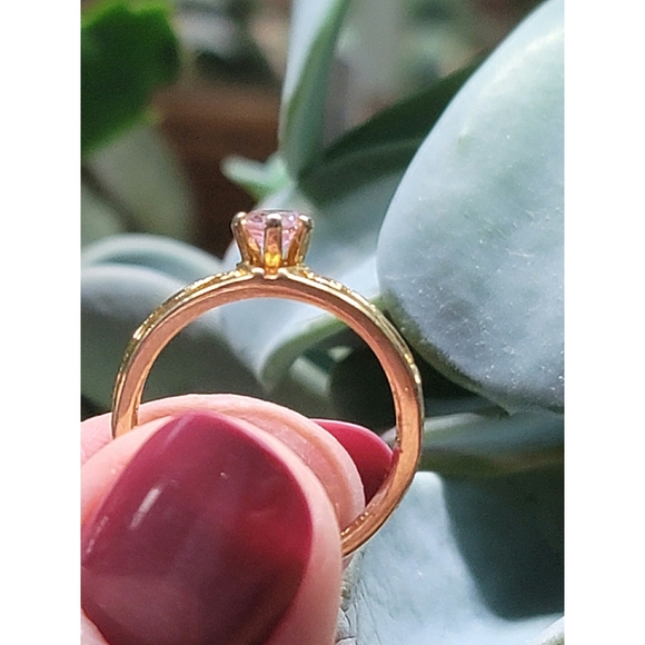 Elegant Gold Ring with Pink Stone - Picture 5 of 7